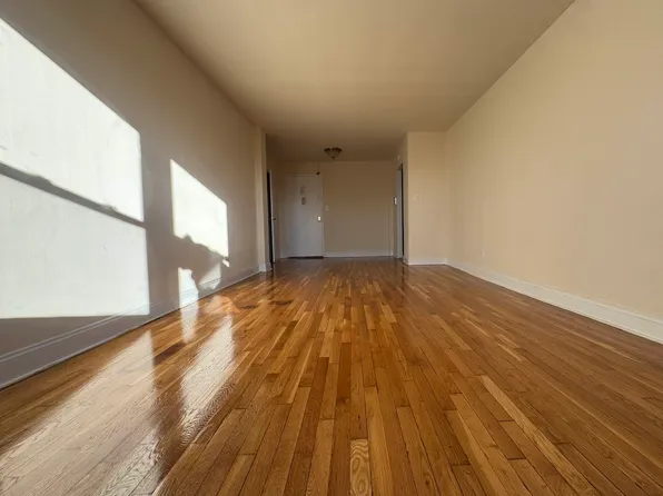 33-24 Parsons Boulevard image 4 of 11