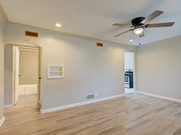 2411 Harris St — Photo 4
