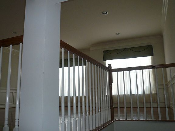 LR/Dr w/Hardwood Floors