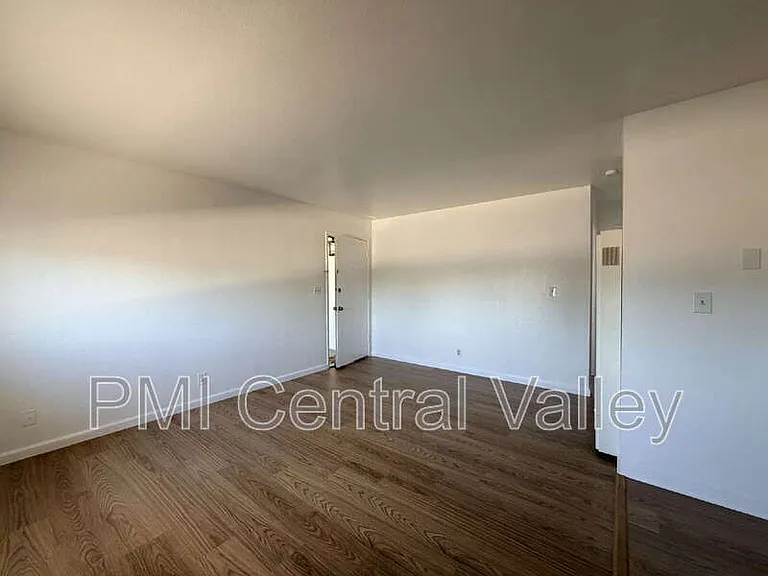 111 N Walnut Ave #10 — Photo 3