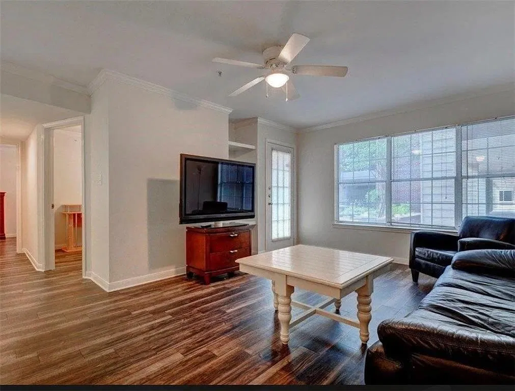 3 bed, 2.0 bath, 1211 sqft, $3,000 — Photo 2