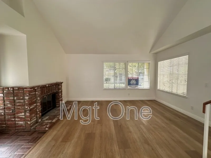 3 bed, 2.0 bath, 1171 sqft, $3,900 — Photo 4