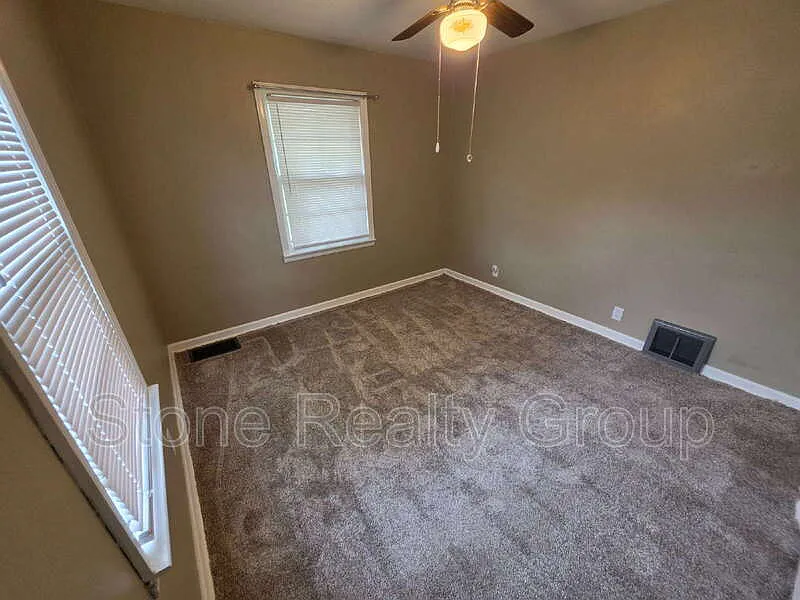 2 bed, 1.0 bath, $1,050 — Photo 4