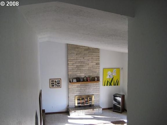 Living Room, Fireplace, Vaulted Ceiling