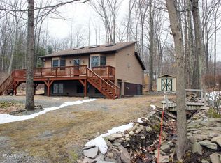 15 Oak Ln, Hawley, PA 18428