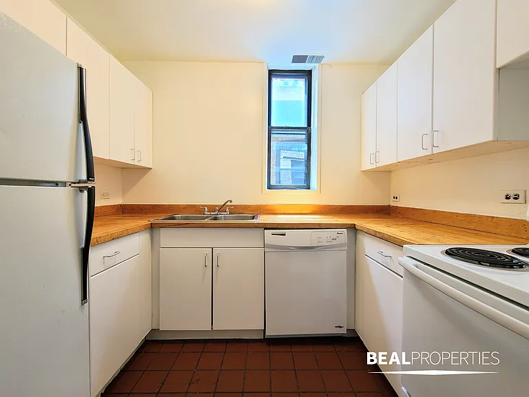 600-06 W Surf St — Photo 15