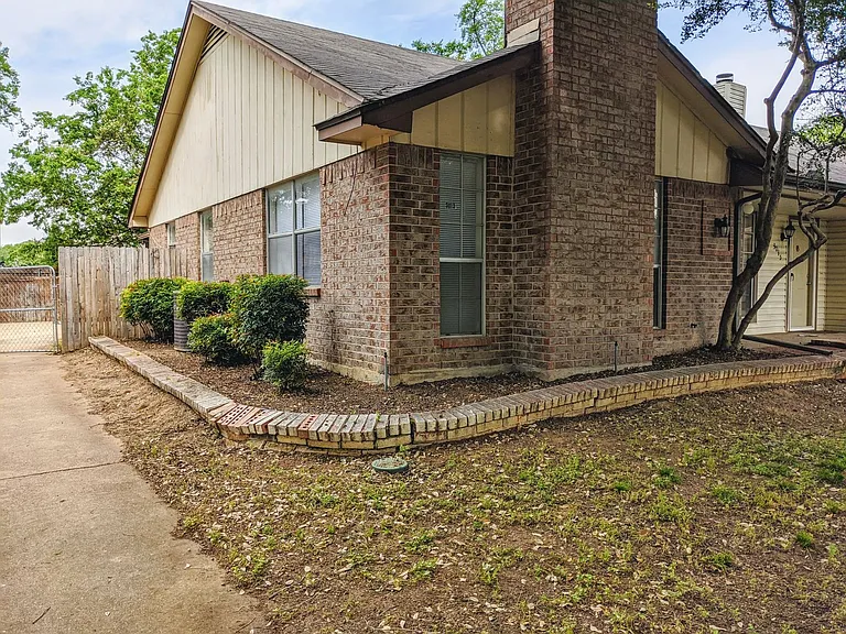 3013 Clover Ln — Photo 4