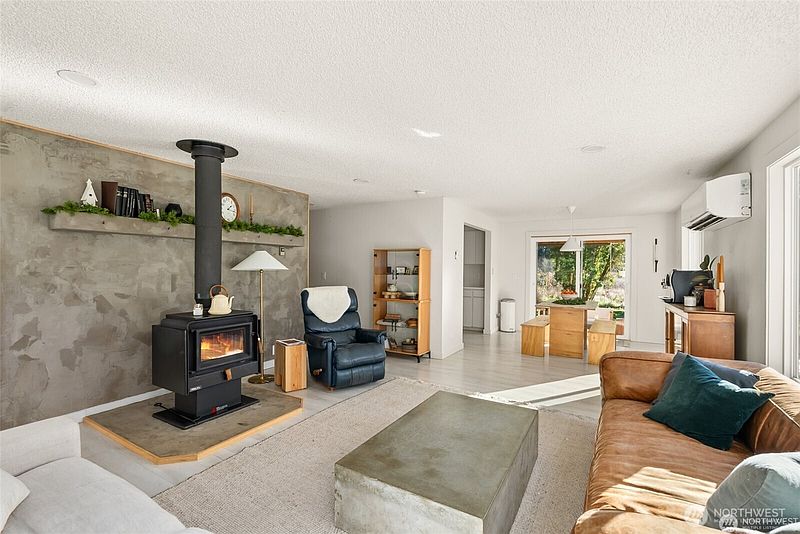 5th image of 907 Byham Road