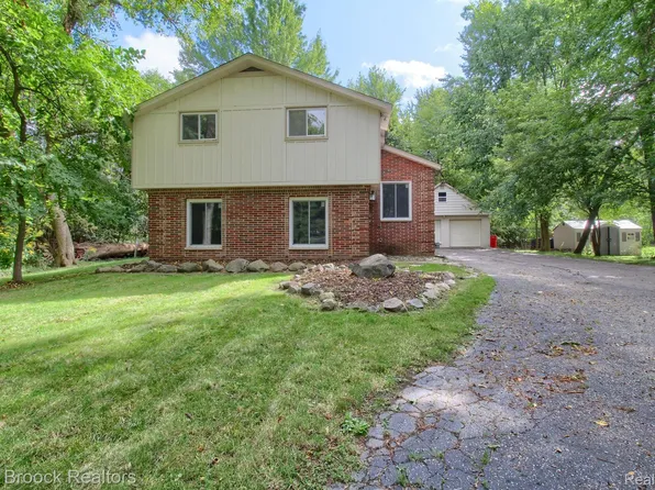 5811 Pontiac Trl, West Bloomfield, MI 48323