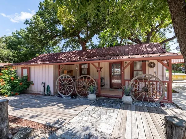 702 14th St, Bandera, TX 78003