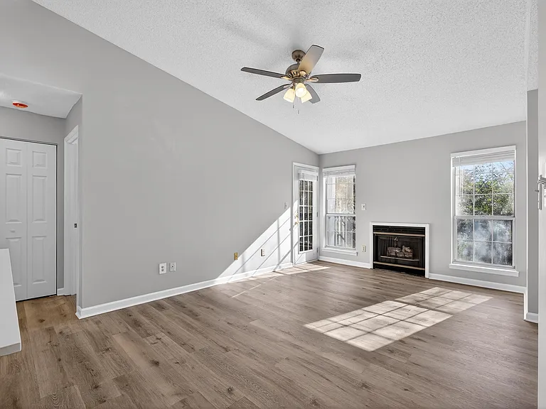 423 Granville Ct — Photo 2