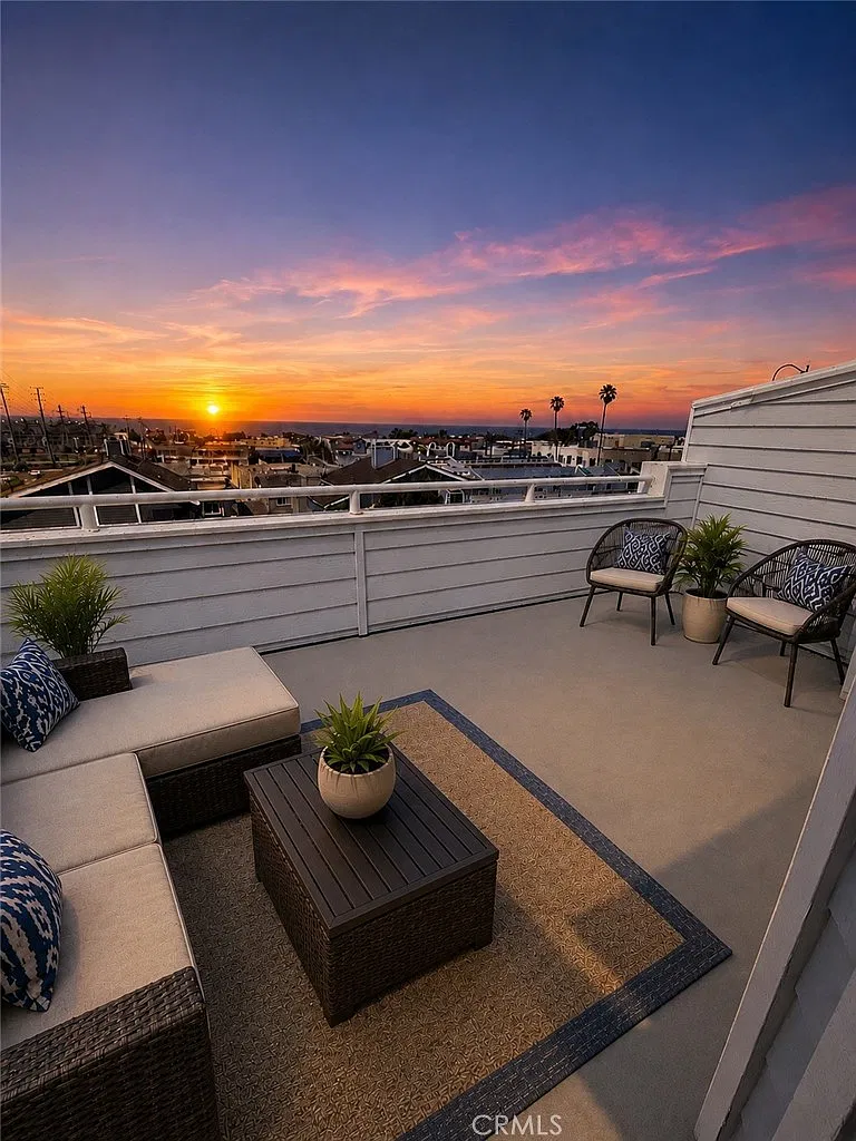 3 bed, 2.5 bath, 2700 sqft, $7,200 — Photo 1