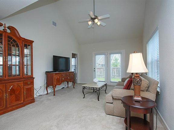 Room for plenty of furniture. Freshly cleaned carpets.