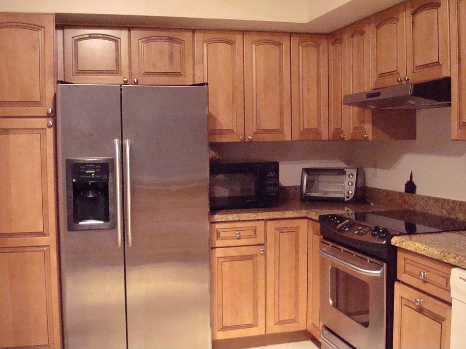 REAL WOOD CABINETS,GRANITE COUNTERTOPS,STAINLESS APPLIANCES