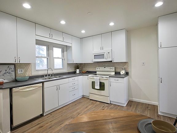 3rd image of 2110 Kingsboro Rd