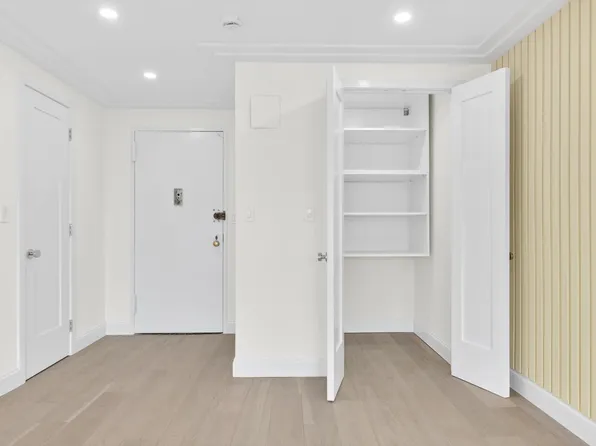 555 Kappock Street image 8 of 17