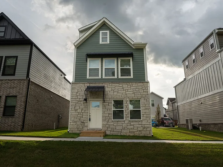 1323 S Van Buren Ave — Photo 1