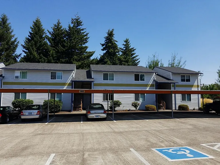 Latitude 44 Apartments — Photo 9