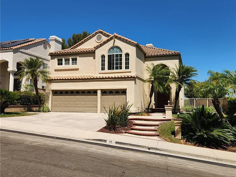 11 Paloma Dr — Photo 1