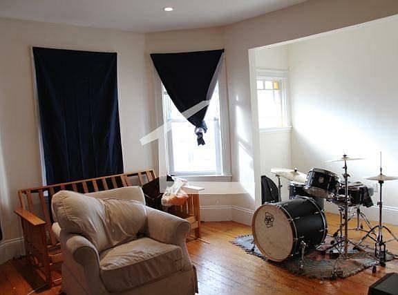 5th image of 70 Calumet St #01