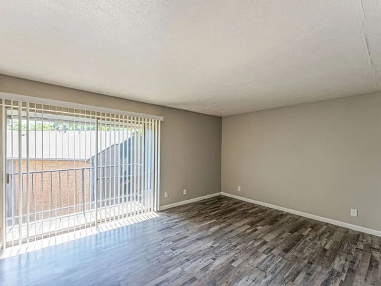 South Crest Apartments: All Bills Paid -Dazzling Dallas Apartments in Quiet Area! — Photo 20