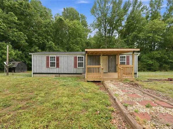 140 1st St, Haw River, NC 27258