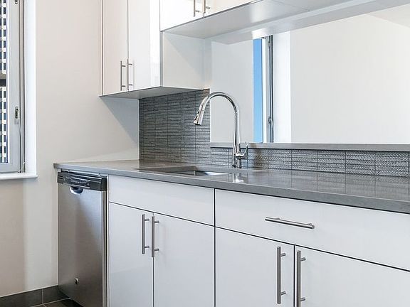 4th image of 150 E 44th St APT 17G