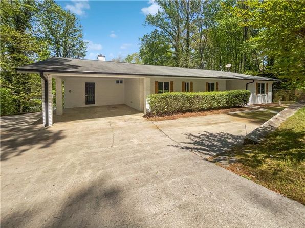 6095 Blackberry Ln, Buford, GA 30518