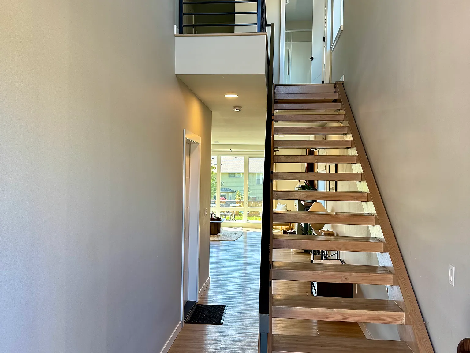 3 bed, 2.5 bath, 1974 sqft, $4,000 — Photo 2