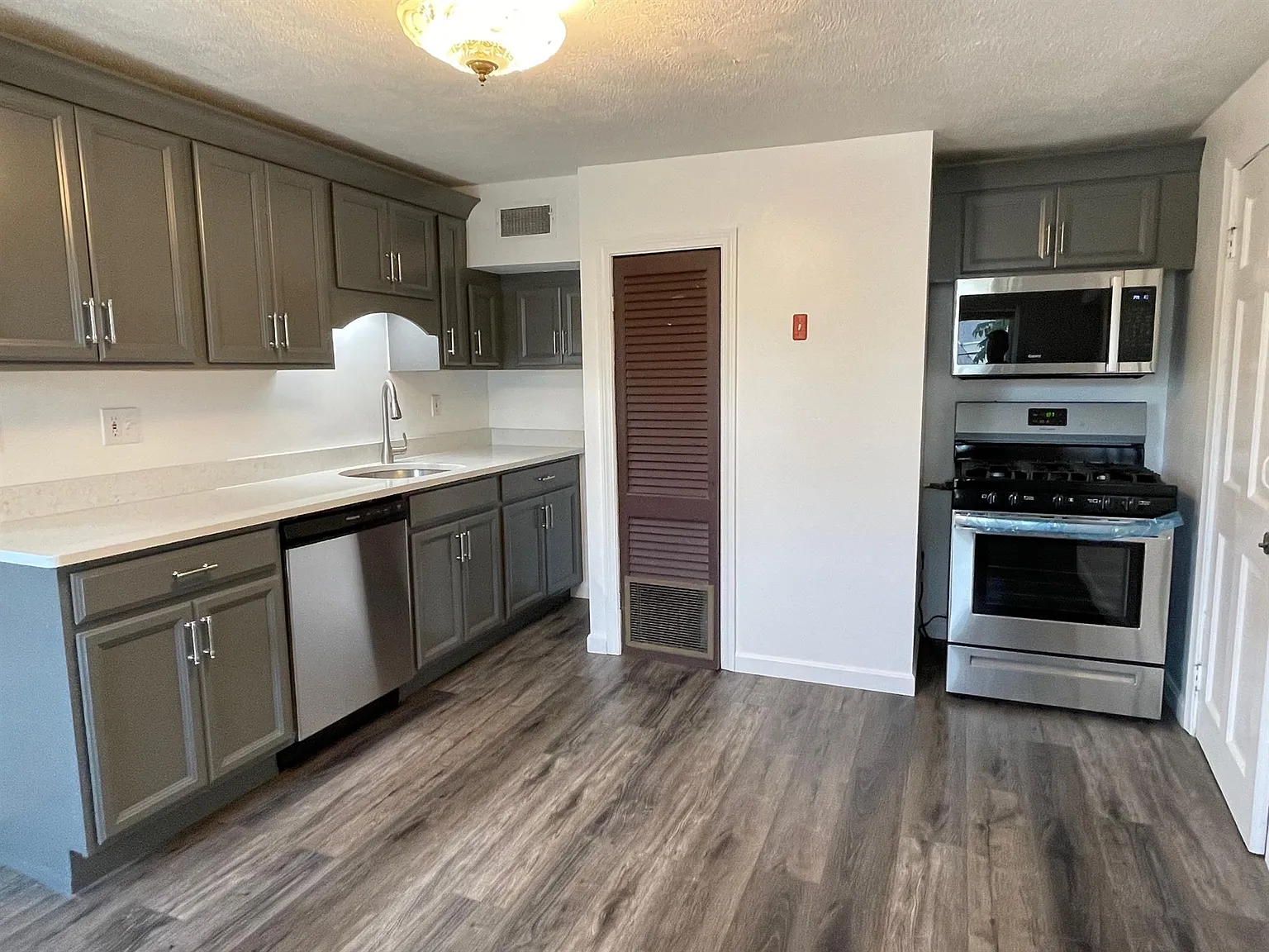 3 bed, 1.5 bath, 1100 sqft, $4,200 — Photo 2