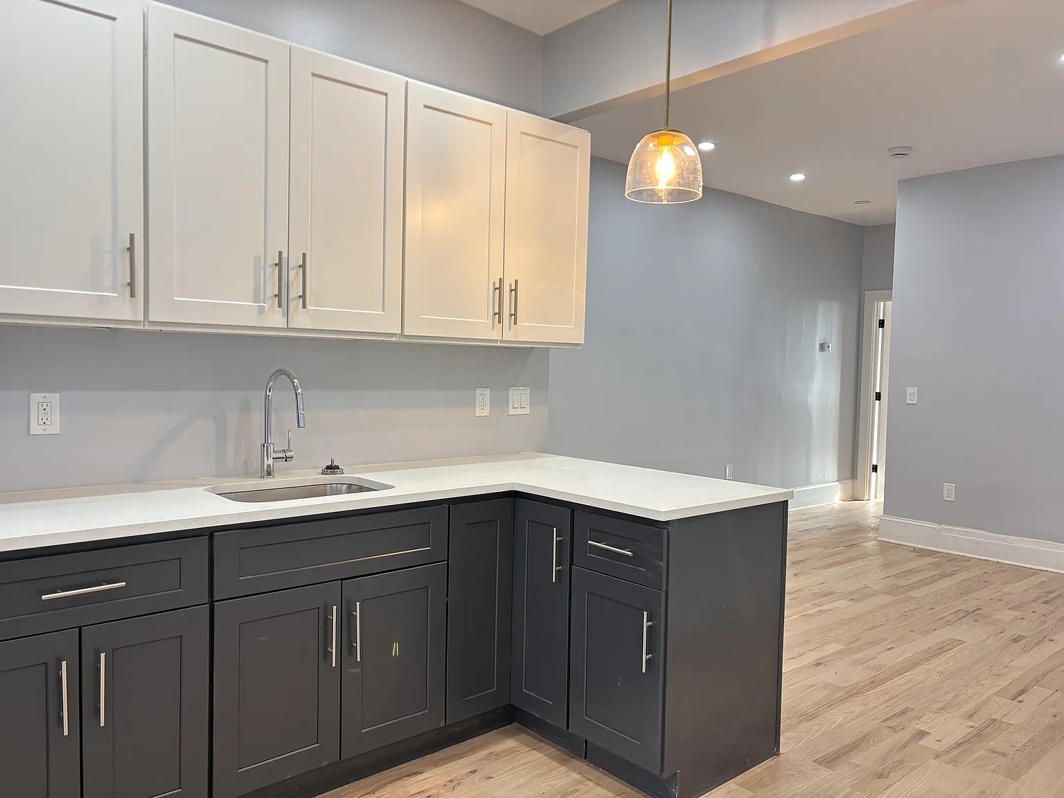 3 bed, 1000 sqft, $2,400 — Photo 2
