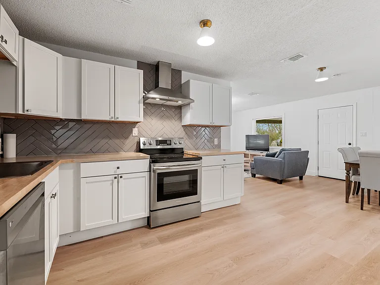 914 E Standifer St — Photo 3