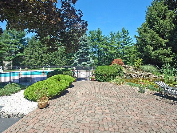 5th image of 6 Edgewood Ct
