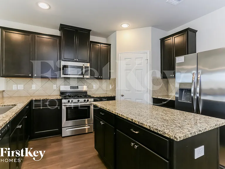 7215 Victorville Dr — Photo 7