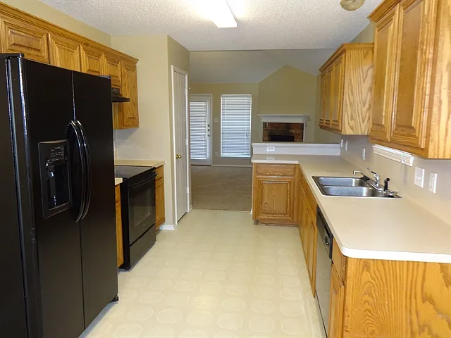 3 bed, 2.0 bath, 1387 sqft, $2,005 — Photo 2