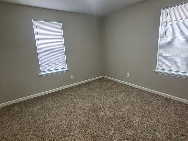 910 W Whitney Ave — Photo 7