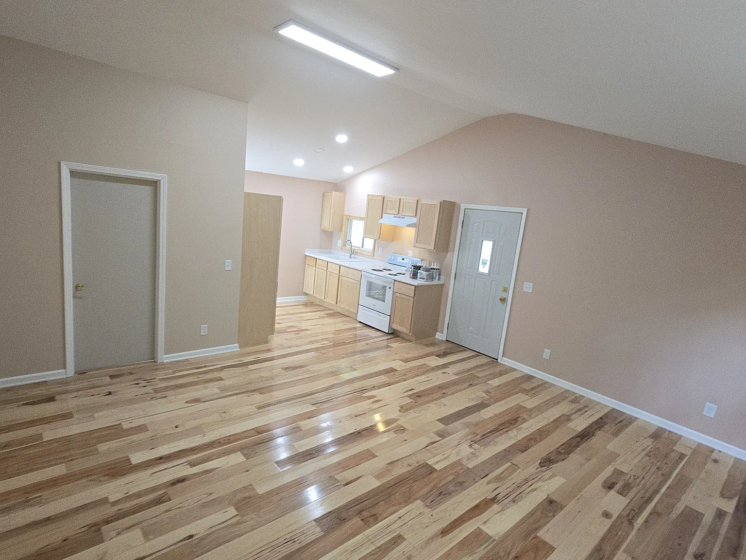 2 bed, 720 sqft, $1,198 — Photo 2