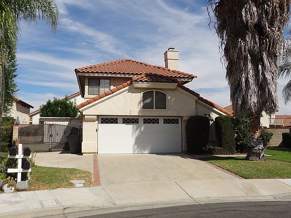 Front w/Oversized 2Car Garag