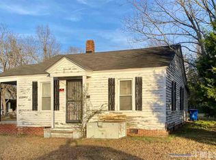 910 W Elizabeth St, Selma, NC 27576