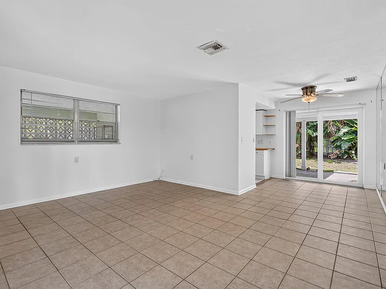 101 Beverly Rd E — Photo 14