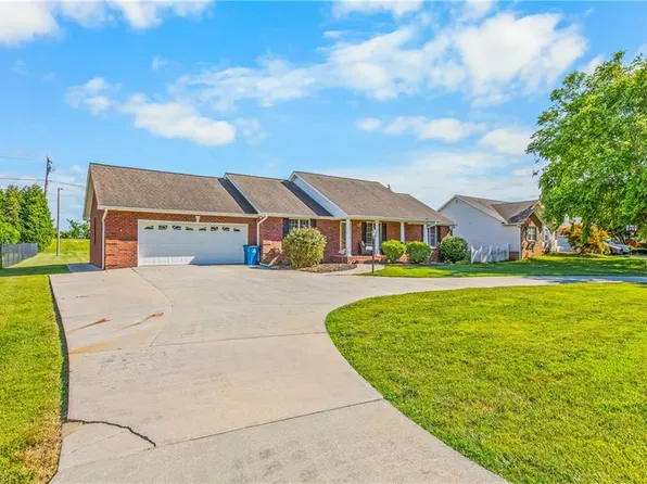 128 Meadowview Rd, Mocksville, NC 27028