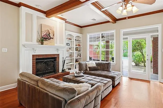 219 Nottoway Dr — Photo 2