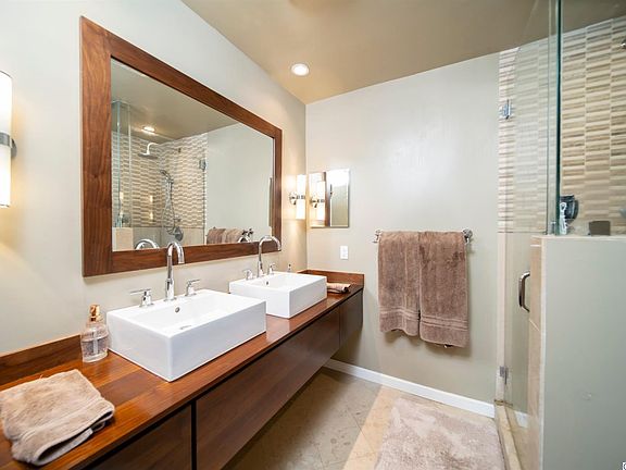 5th image of 10240 Camarillo St APT 209