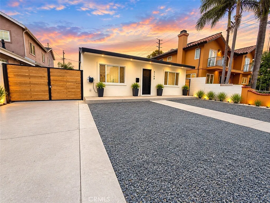 2 bed, 1.0 bath, 920 sqft, $4,500 — Photo 2