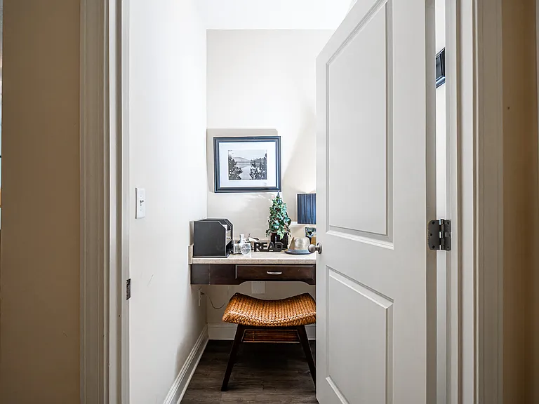 Built-in desk
