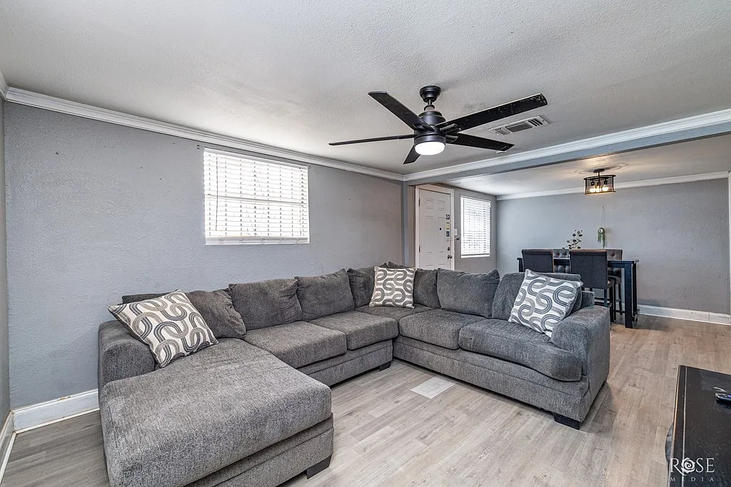 3 bed, 1.0 bath, 1298 sqft, $1,600 — Photo 3