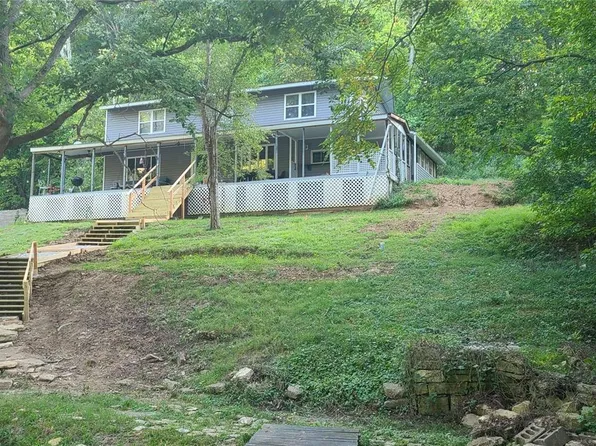 121 N Cedar St, Grafton, IL 62037