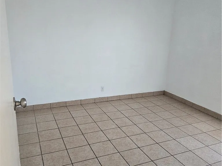537 Calcaterra Cir #F — Photo 11