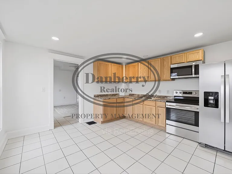 260 E 6th St — Photo 5