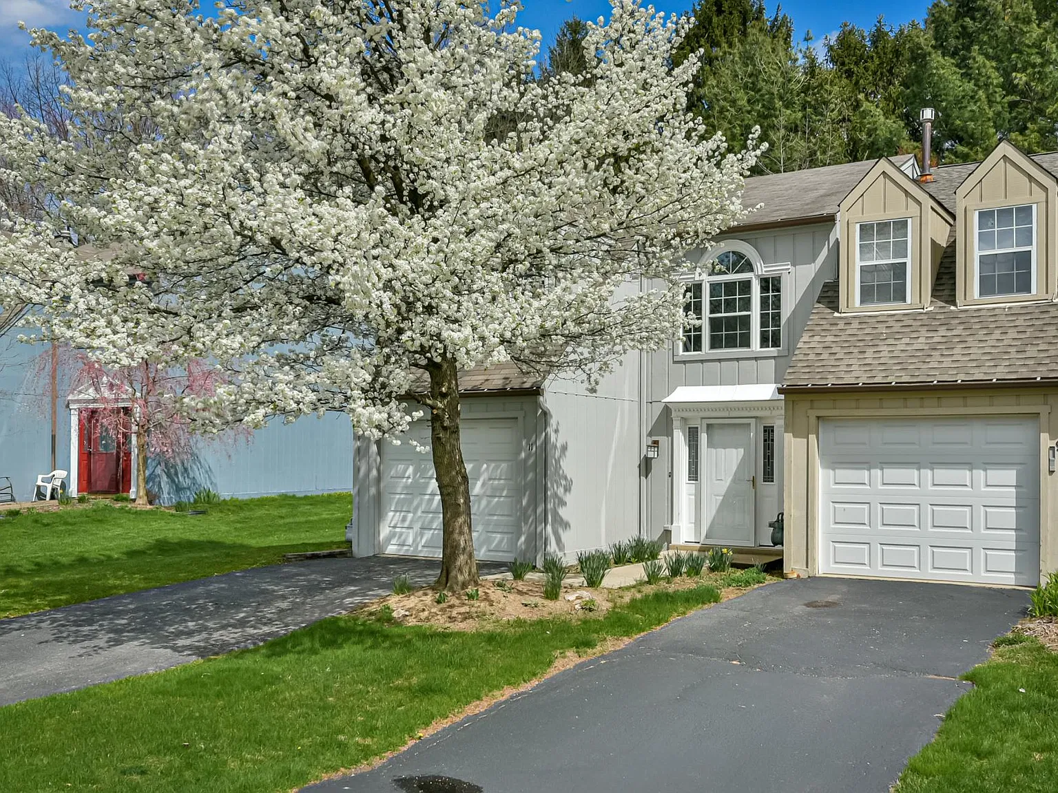 11 Monmouth Dr — Photo 3